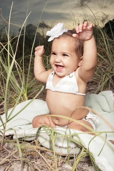 Šťastné mladé baby v dunách — Stock fotografie