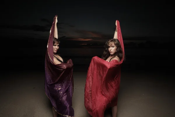 Mulheres dançando na praia com um véu — Fotografia de Stock