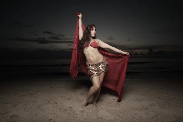 Frau tanzt mit rotem Schleier — Stockfoto
