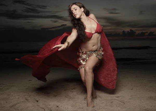 Женщина танцует с красной вуалью — стоковое фото