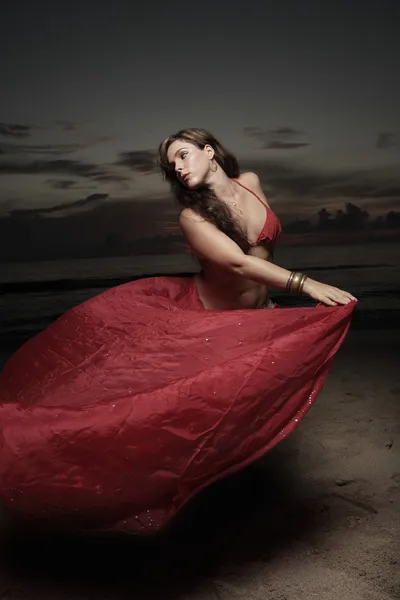 Vrouw dansen met een rode sluier — Stockfoto