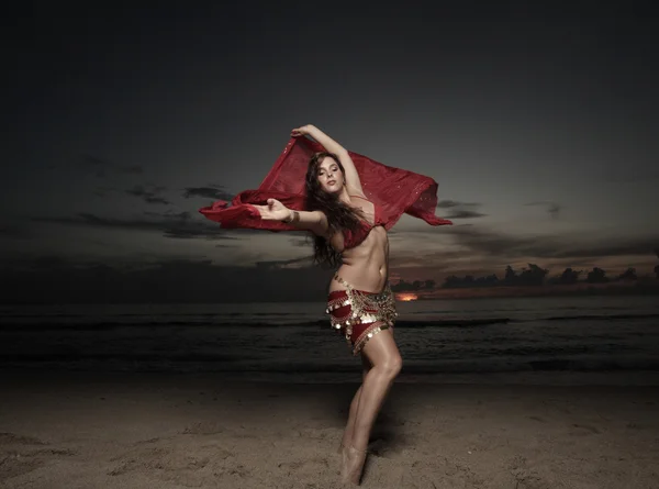 Жінка танцює з червоною завісою — стокове фото