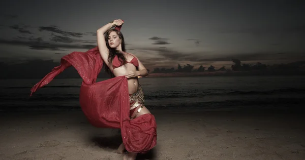 Γυναίκα χορό με ένα κόκκινο πέπλο — Φωτογραφία Αρχείου