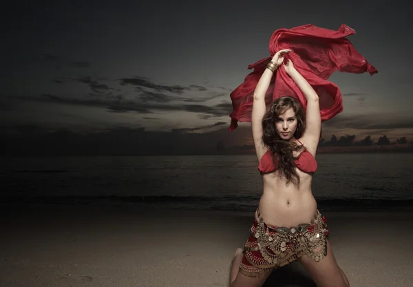 Frau tanzt mit rotem Schleier — Stockfoto