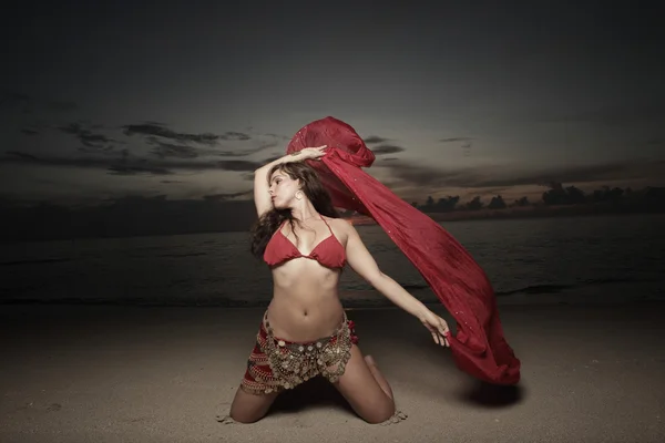 Kvinna dansar med en röd slöja — Stockfoto