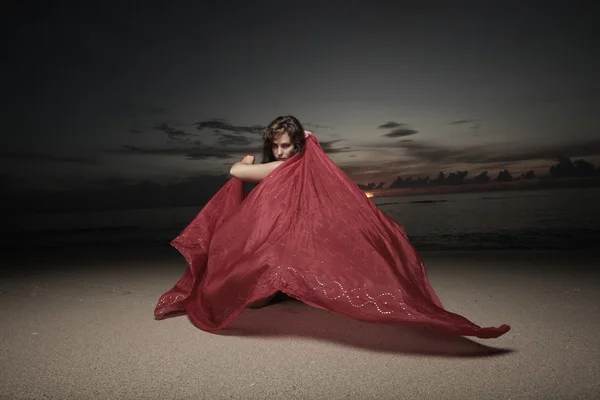 Kobieta tańczy z czerwony welon — Zdjęcie stockowe