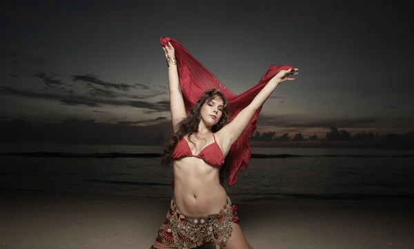 Mujer bailando con un velo rojo — Foto de Stock