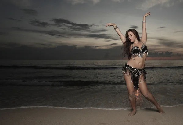 Женщина танцует на пляже — стоковое фото