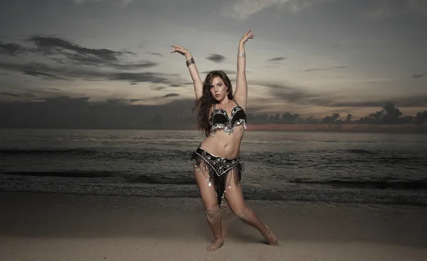 在海滩上跳舞的女人 — 图库照片