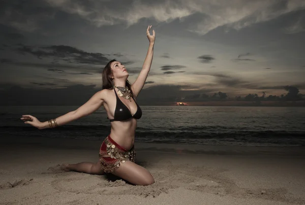 Vrouw dansend op het strand — Stockfoto
