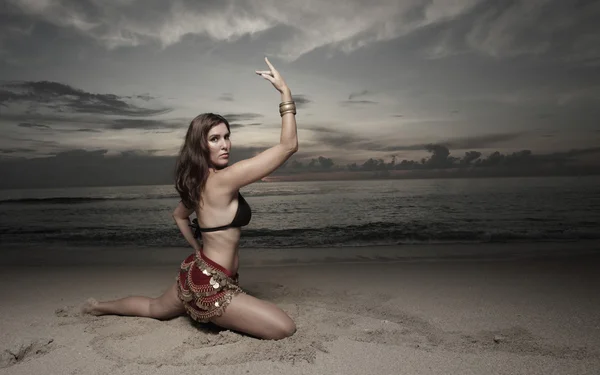 在海滩上跳舞的女人 — 图库照片