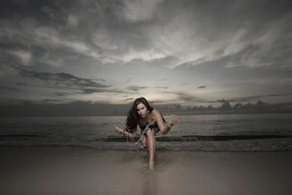 Femme dansant sur la plage — Photo