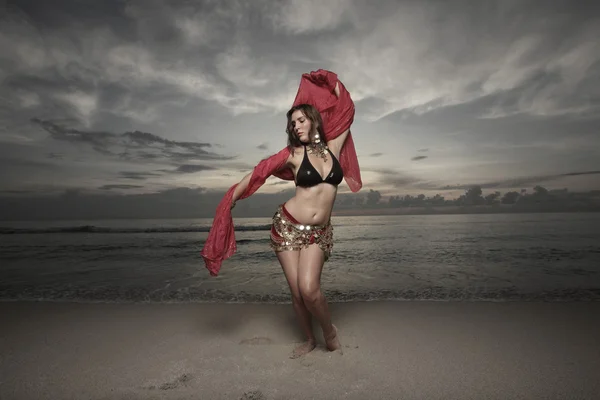 Nő a parton a vörös fátyol tánc — Stock Fotó