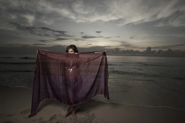 Kvinnan täcker sig själv med en lila slöja — Stockfoto