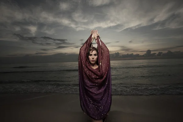 Kobieta obejmujący sama zasłona fioletowy — Zdjęcie stockowe