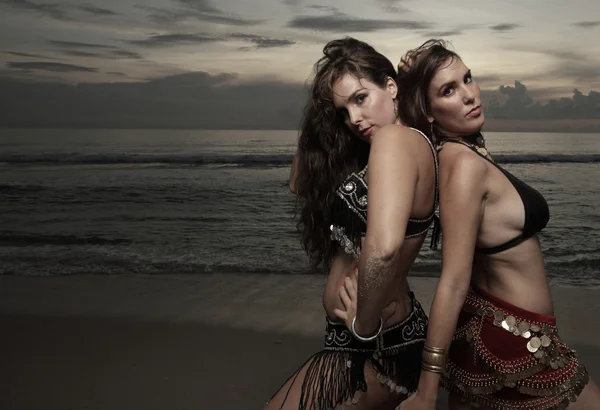 Vrouwen die dansen op het strand — Stockfoto