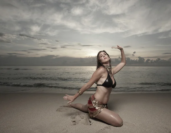 Mujer posando en la playa en bikini —  Fotos de Stock