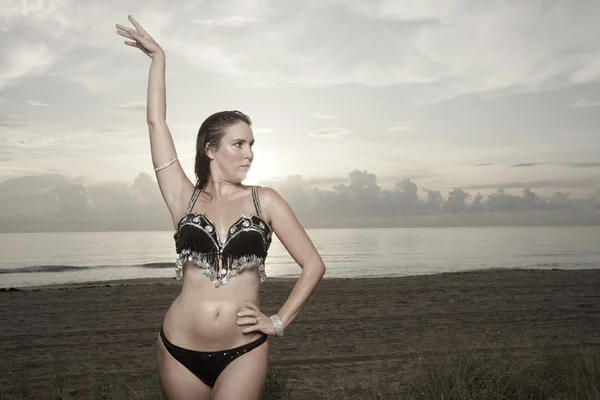 Donna in posa sulla spiaggia in bikini — Foto Stock