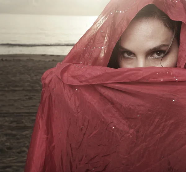 絹のベールで覆われた女性 — ストック写真