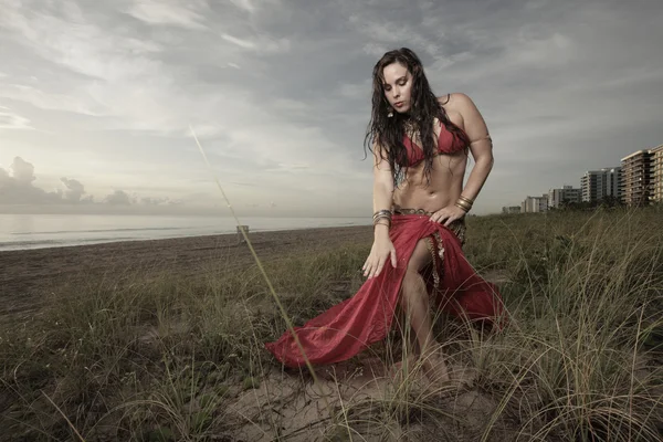 Красива танцівниця живота на пляжі — стокове фото