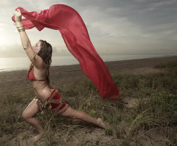 Жінка танцює з вуаллю біля берега — стокове фото