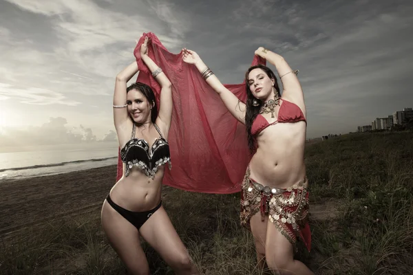 Ženy tančí na pláži se závojem — Stock fotografie