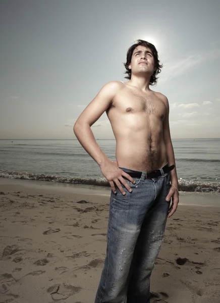 Homem sem camisa na praia — Fotografia de Stock