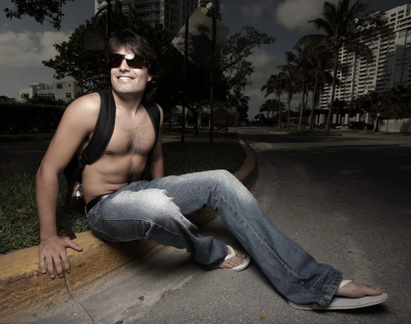 Shirtless νεαρός άνδρας με ένα σακίδιο — Φωτογραφία Αρχείου