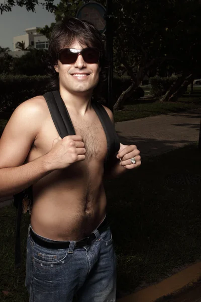 Shirtless νεαρός άνδρας με ένα σακίδιο — Φωτογραφία Αρχείου