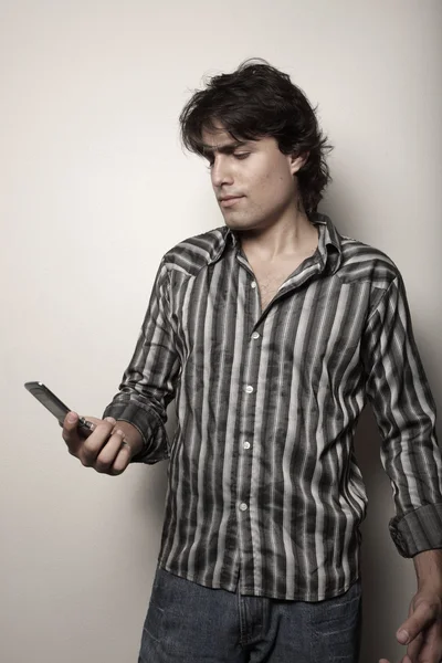 Человек смотрит на свой мобильный телефон — стоковое фото
