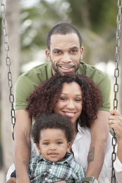 Jovem família afro-americana feliz — Fotografia de Stock