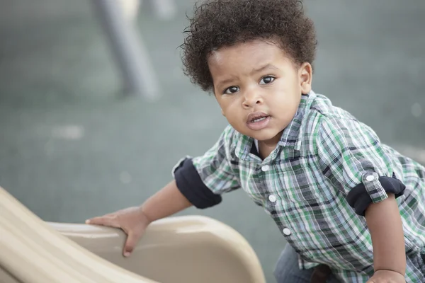 Niedliches kleines Kind auf einem Spielplatz — Stockfoto
