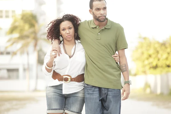 Junges Paar geht gemeinsam spazieren — Stockfoto