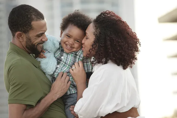 Jovem família afro-americana feliz — Fotografia de Stock