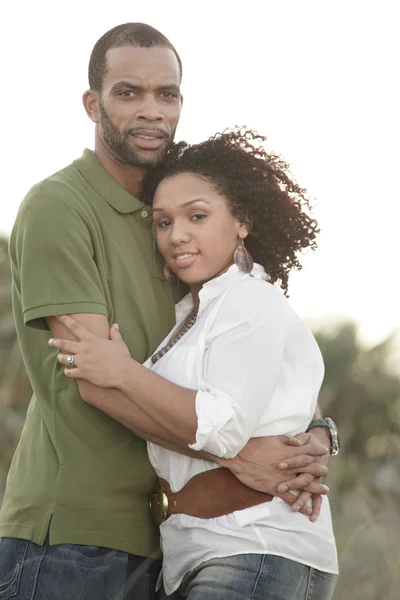 Amante jovem casal afro-americano fora — Fotografia de Stock