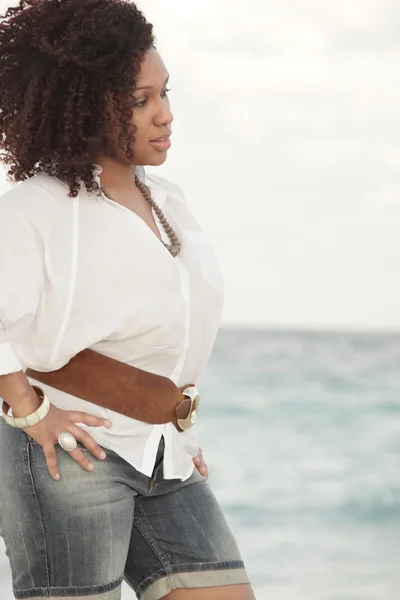 해변에서 매력적인 젊은 아프리카계 미국인 여자 — 스톡 사진