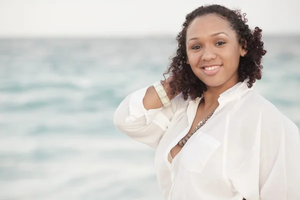 Vonzó fiatal afrikai-amerikai nő a tengerparton — Stock Fotó