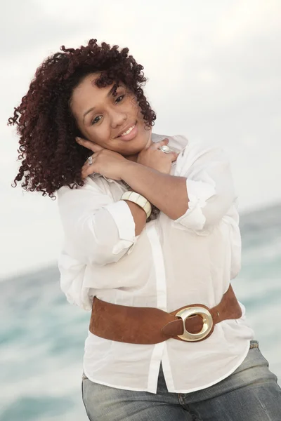 해변에서 매력적인 젊은 아프리카계 미국인 여자 — 스톡 사진