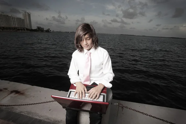 Fiatal tizenéves használ egy laptop a szabadban — Stock Fotó