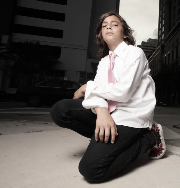 Jovem adolescente se agachando na rua — Fotografia de Stock