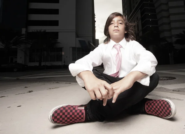 Jonge tiener zitten met zijn benen gekruist — Stockfoto