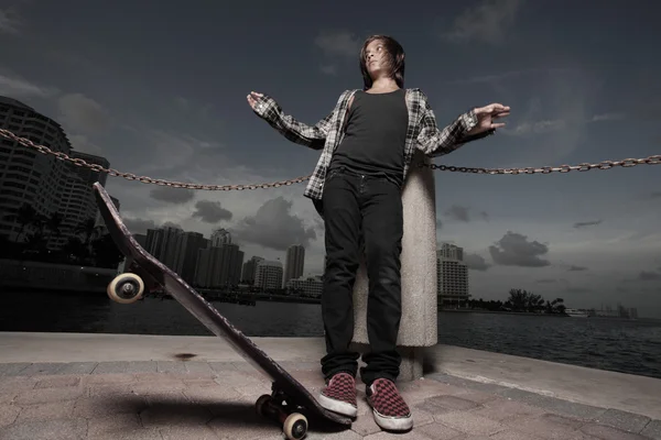 Jovem adolescente com um skate — Fotografia de Stock