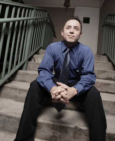 Empresário sentado nas escadas — Fotografia de Stock