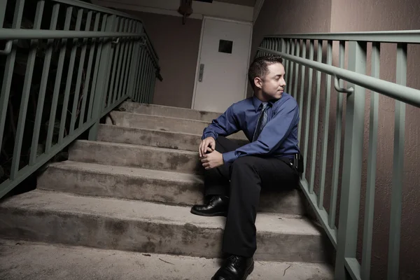 Изображение бизнесмена, сидящего на лестнице — стоковое фото