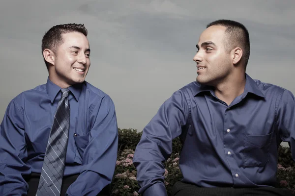 Dos hombres de negocios sonrientes —  Fotos de Stock