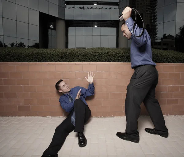 Empresario a punto de golpear a otro hombre de negocios con un cinturón — Foto de Stock