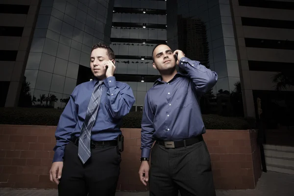 Uomini d'affari al telefono — Foto Stock
