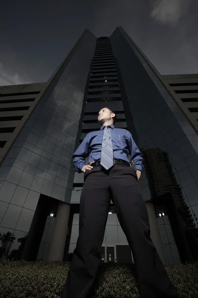Businessman by a tall building — Stock Photo, Image