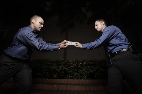 Uomini d'affari che combattono per una banconota da cento dollari — Foto Stock