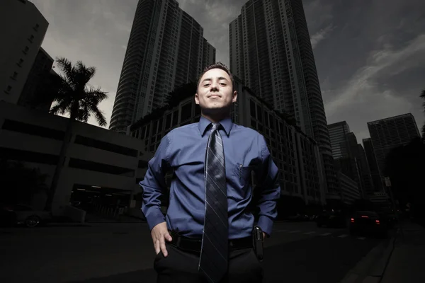 Uomo d'affari in città di notte — Foto Stock